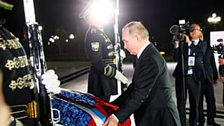 الرئيس الروسي فلاديمير بوتين يضع إكليلاً من الزهور على النصب التذكاري لاستقلال أوزبكستان في طشقند، أوزبكستان، 26 مايو 2024.