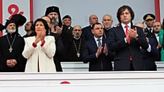  Salome Zourabisvili elnök (balra) és Irakli Kobakhidze miniszterelnök (jobbra) a függetlenség napja alkalmából rendezett ünnepségen Tbilisziben, 2024. május 26-án.