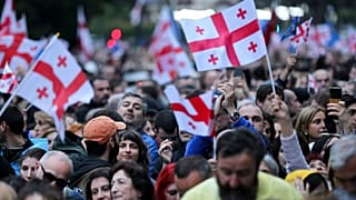 Demonstranten mit georgischen Nationalflaggen versammeln sich während eines Protestes im Zentrum von Tiflis, Georgien, Sonntag, 26. Mai 2024.