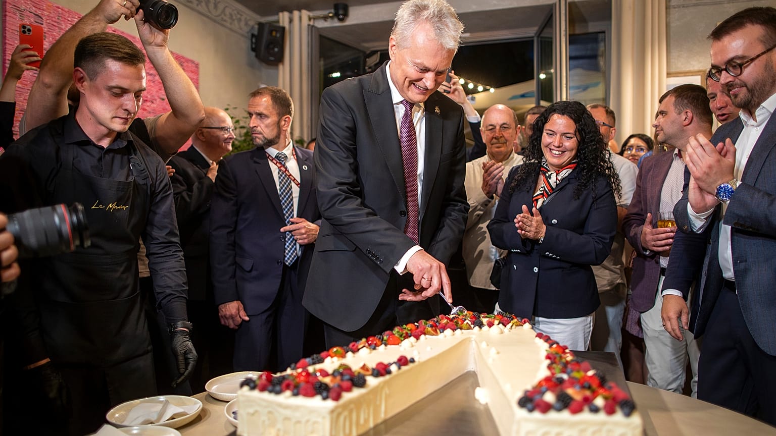 El presidente de Lituania, Gitanas Nauseda, celebra su victoria en la segunda vuelta de las elecciones presidenciales en Vilna, el 26 de mayo de 2024.