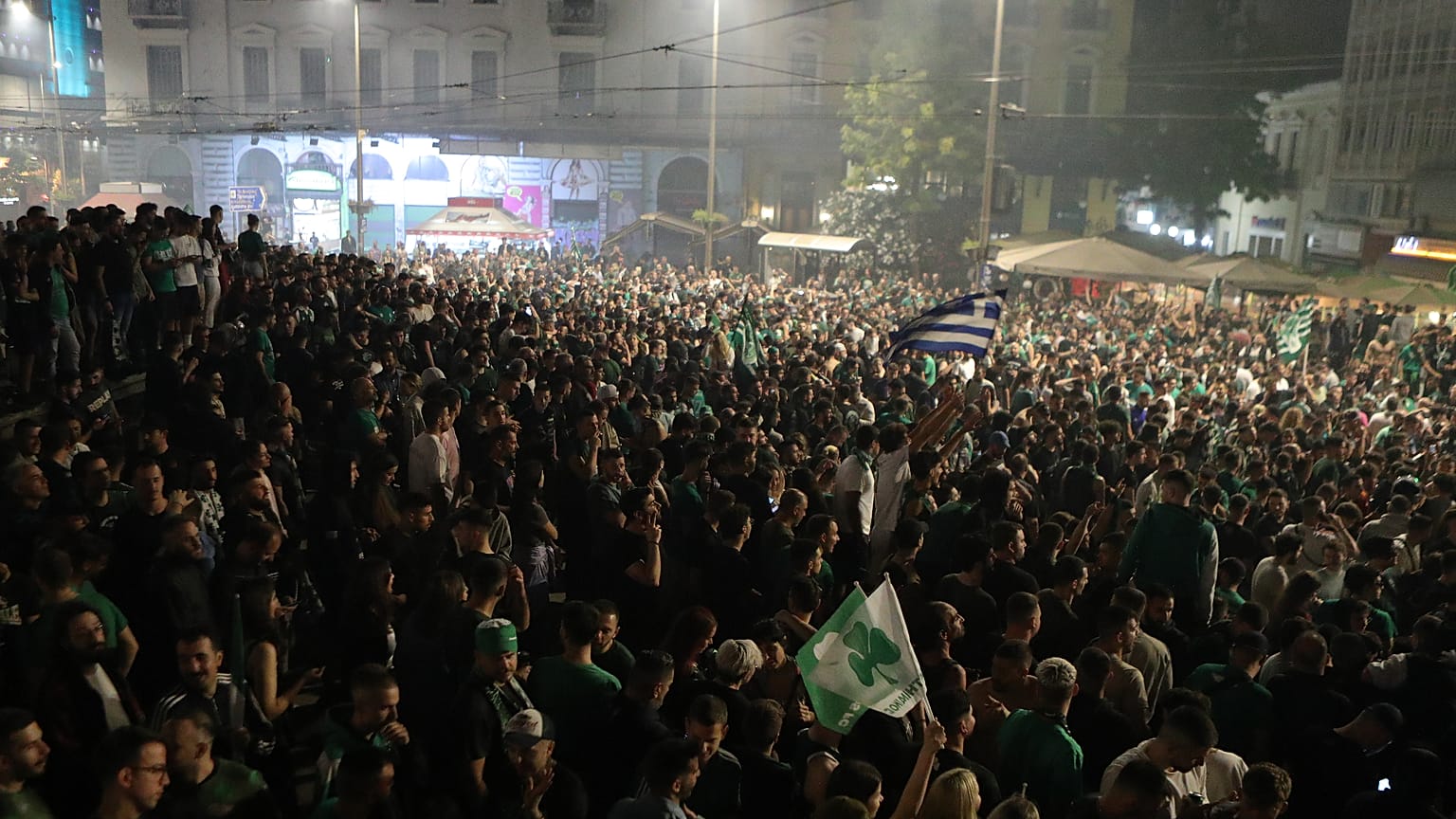 Φίλοι του Παναθηναϊκού πανηγυρίζουν στην Ομόνοια για την κατάκτηση της Ευρωλίγκας στο μπάσκετ