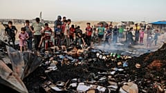 Dégâts causés par une frappe israélienne sur un lieu où se trouvaient des personnes déplacées près de Rafah, dans la bande de Gaza, le lundi 27 mai 2024.