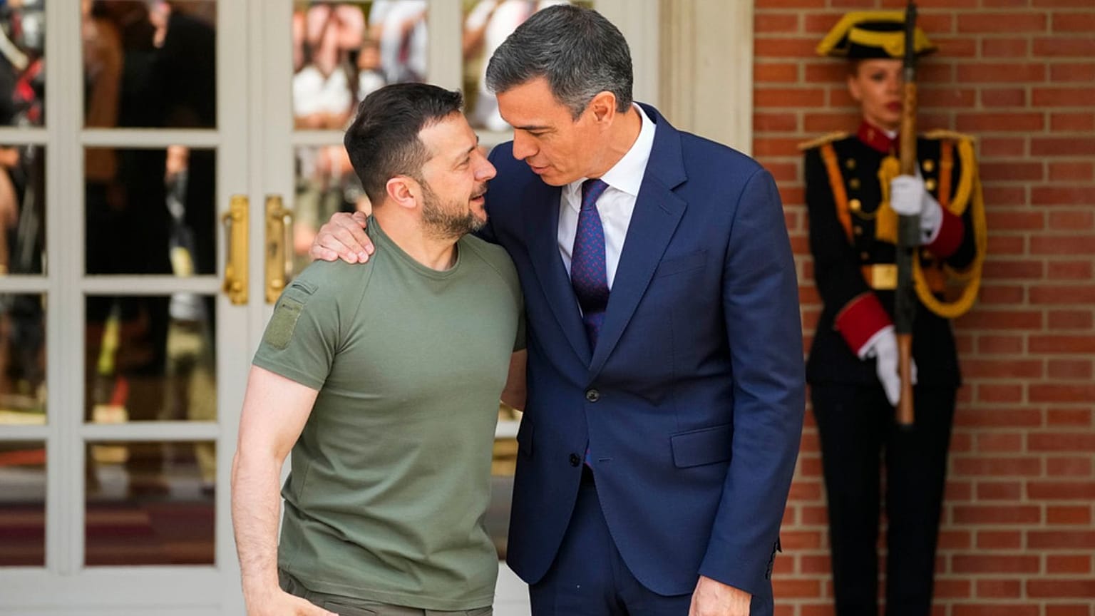 Ο Ουκρανός πρόεδρος Βολοντίμιρ Ζελένσκι, αριστερά, υποδέχεται τον πρωθυπουργό της Ισπανίας Πέδρο Σάντσεθ στο παλάτι Moncloa στη Μαδρίτη, Δευτέρα, 27 Μαΐου 2024.