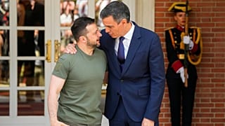 Ο Ουκρανός πρόεδρος Βολοντίμιρ Ζελένσκι, αριστερά, υποδέχεται τον πρωθυπουργό της Ισπανίας Πέδρο Σάντσεθ στο παλάτι Moncloa στη Μαδρίτη, Δευτέρα, 27 Μαΐου 2024.