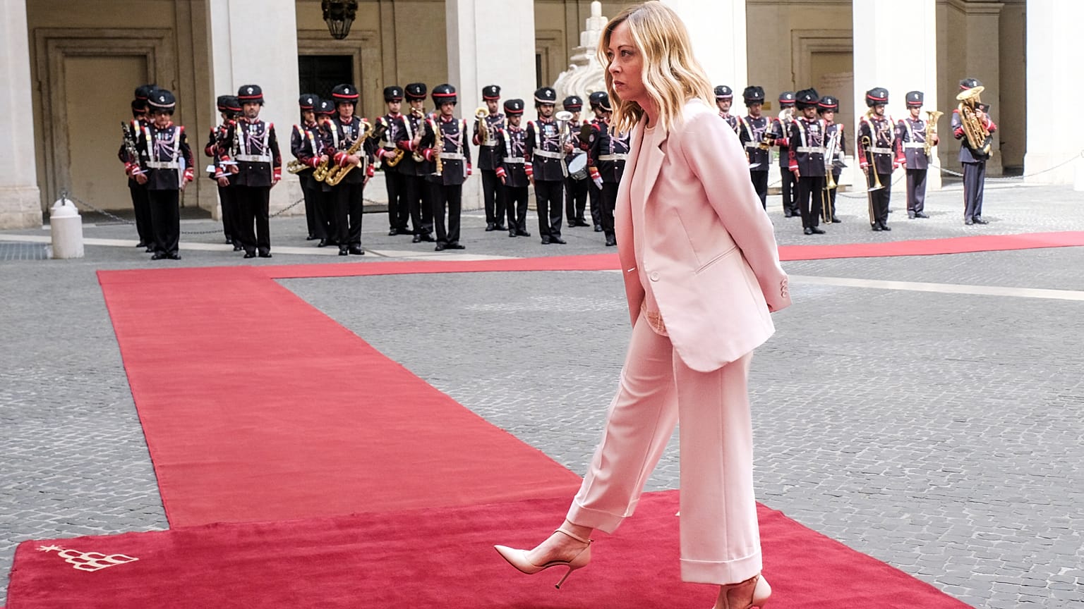 La premier italiana Giorgia Meloni attende l'arrivo del primo ministro dell'Autorità nazionale palestinese, Mohammad Mustafa a Roma  (25 maggio 2024) 