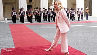 La premier italiana Giorgia Meloni attende l'arrivo del primo ministro dell'Autorità nazionale palestinese, Mohammad Mustafa a Roma  (25 maggio 2024) 