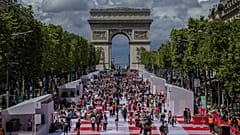 يتناول الناس غداءهم كجزء من نزهة عملاقة في شارع الشانزليزيه، أمام قوس النصر، تنظمها لجنة الشانزليزيه، الأحد 26 مايو 2024 في باريس.