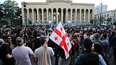 Des manifestants rassemblés devant le bâtiment du parlement à Tbilissi, en Géorgie, en avril 2024