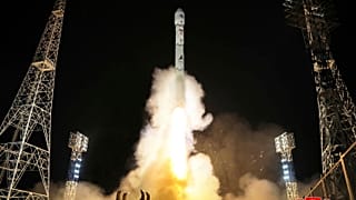Esta foto proporcionada por el obierno norcoreano muestra lo que el país dijo que es el lanzamiento del Malligyong-1, un satélite espía militar.