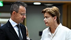 Magyarország külügyminisztere, Szijjártó Péter (a képen balra) felbőszítette kollégáit, amiért blokkolja az Ukrajnának nyújtott uniós katonai segítséget.