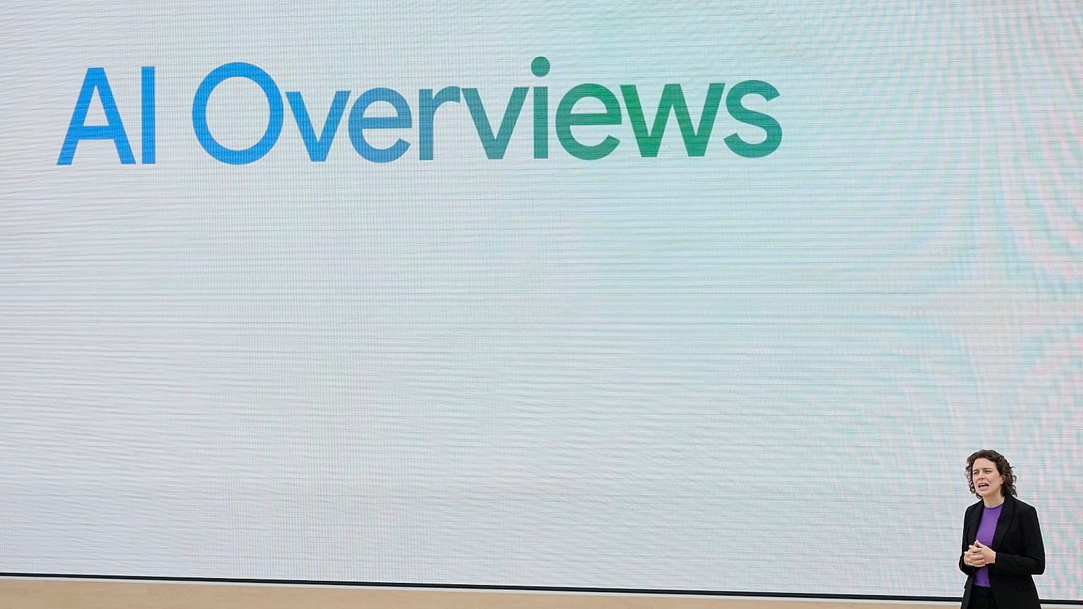Liz Reid, jefa de Búsqueda de Google, habla en un evento de Google I/O en Mountain View, California.