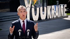NATO-Generalsekretär Jens Stoltenberg spricht während seiner gemeinsamen Pressekonferenz mit dem ukrainischen Präsidenten Volodymyr Zelenskyy in Kiew, Ukraine, Montag, 29. April 2024. (AP-Foto