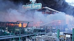 Los bomberos apagan un incendio tras el impacto de dos bombas teledirigidas en un gran almacén de materiales de construcción en Járkov, Ucrania.