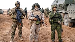 DATEI - NATO-Truppen posieren für ein Foto vor Militärübungen auf dem Militärstützpunkt Adazi in Kadaga, Lettland, Dienstag, 8. März 2022. 8, 2022. 