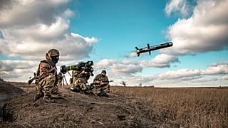 FILE - Az ukrán védelmi minisztérium sajtószolgálata, ukrán katonák egy amerikai Javelin rakétákat tartalmazó indítóállványt használnak katonai gyakorlatok során Donyeck régióban, Ukrajna, 23/12/21.