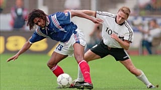 كريستيان كاريمبو في مباراة بين ألمانيا وفرنسا في شتوتغارت، 1996.