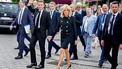 Emmanuel Macron und seine Frau Brigitte Macron gehen am Hotel Adlon vorbei, nachdem sie das Holocaust-Mahnmal in Berlin, Deutschland, besucht haben, Montag, 27. Mai 2024.