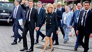 El presidente francés Emmanuel Macron y su esposa Brigitte pasan por el Hotel Adlon después de visitar el monumento al Holocausto en Berlín, Alemania, el 27 de mayo de 2024.