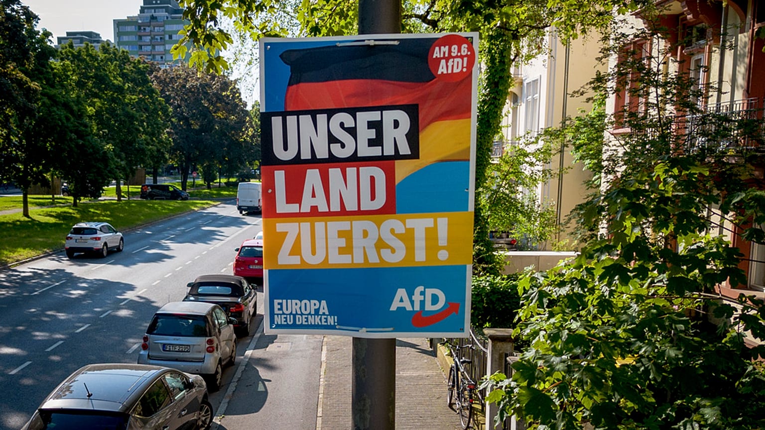 Ein AfD-Wahlplakat für die Europawahl mit der Aufschrift "Unser Land zuerst" wird am Montag, 13. Mai 2024, in Frankfurt am Main an einem Mast befestigt.