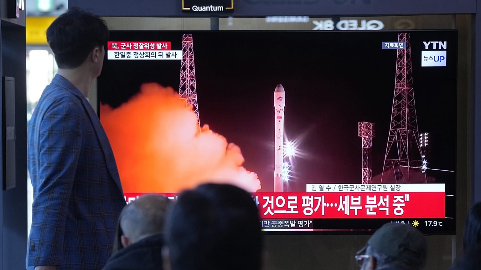 A szöuli pályaudvaron utasok nézik az újabb észak-koreai rakétakilövést