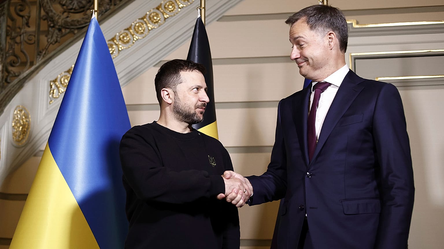 الرئيس الأوكراني فولوديمير زيلينسكي يصافح رئيس الوزراء البلجيكي ألكسندر دي كرو خلال لقائهما في بروكسل، 28 مايو 2024
