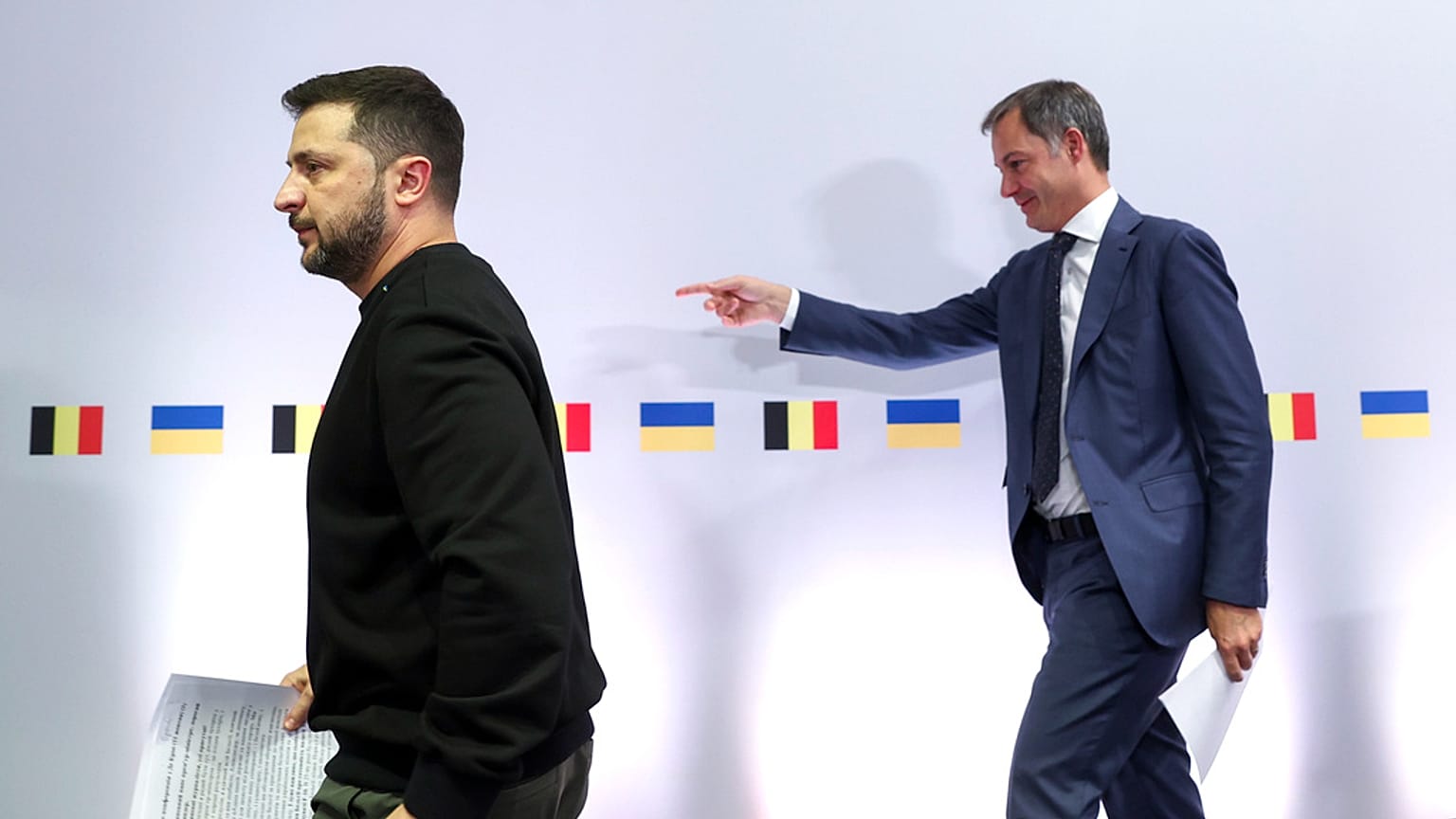 FILE - Il presidente ucraino Volodymyr Zelenskyy (a sinistra) cammina con il primo ministro belga Alexander De Croo a Bruxelles mercoledì 11 ottobre 2023.