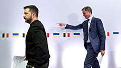 DATEI - Der ukrainische Präsident Volodymyr Zelenskyy (links) geht mit dem belgischen Premierminister Alexander De Croo am Mittwoch, 11. Oktober 2023, in Brüssel spazieren.