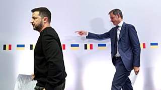 FILE - Il presidente ucraino Volodymyr Zelenskyy (a sinistra) cammina con il primo ministro belga Alexander De Croo a Bruxelles mercoledì 11 ottobre 2023.