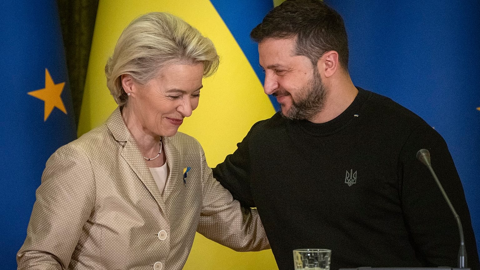 El presidente ucraniano, Volodímir Zelenski y la presidenta de la Comisión Europea, Ursula von der Leyen, en Kiev, Ucrania, el 4 de noviembre de 2023.