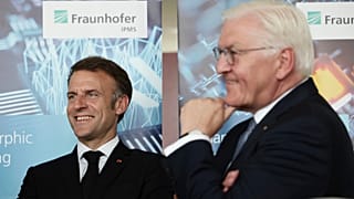 Fransa Cumhurbaşkanı Emmanuel Macron (sol), Almanya Cumhurbaşkanı Frank-Walter Steinmeier'le birlikte Dresden'de bir enstitü ziyaretinde