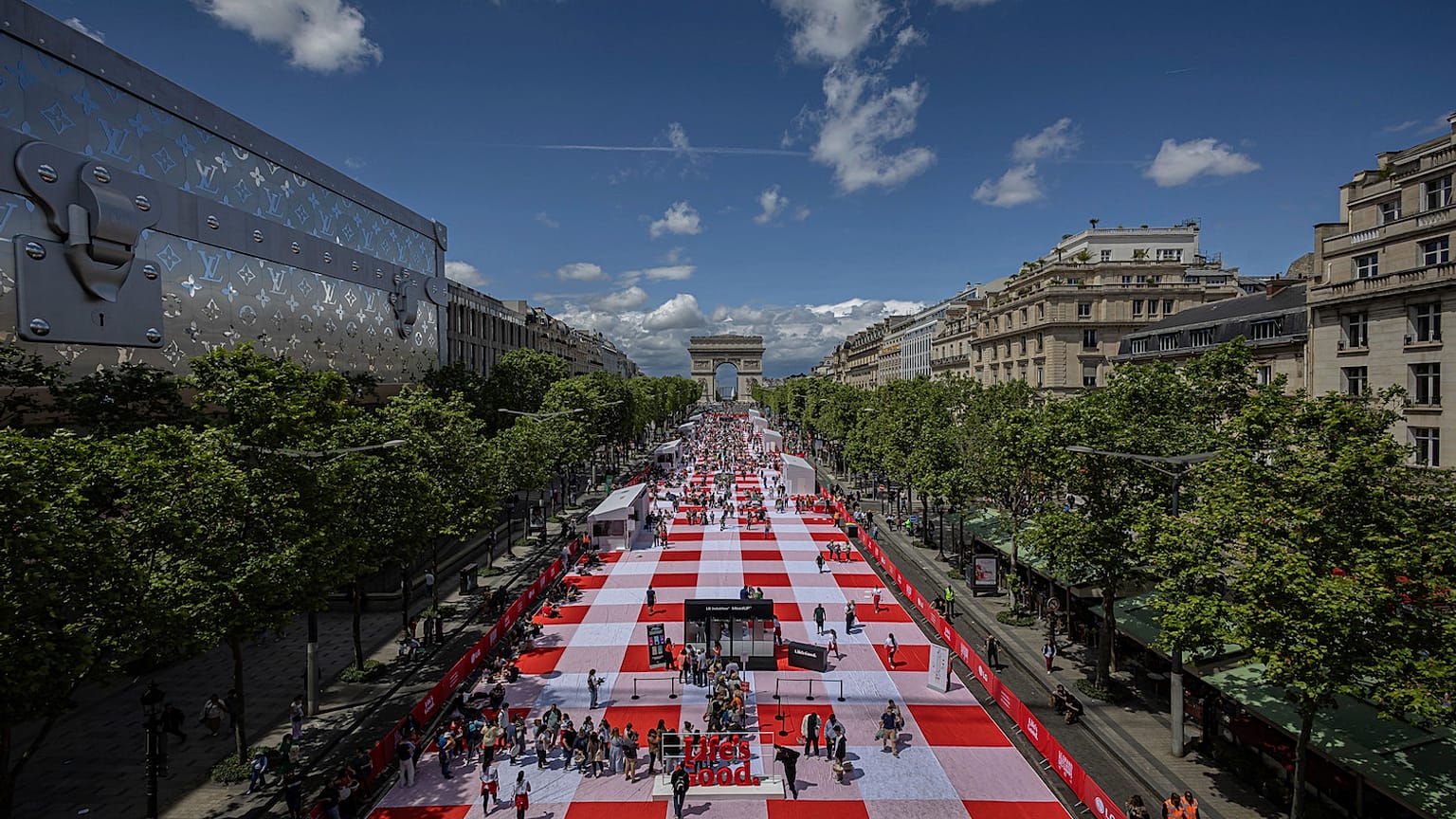 The Champs-Elysées hosts a picnic for the ages.