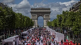 Die berühmteste Straße der französischen Hauptstadt, die Champs-Élysées, wurde am Sonntag von einer riesigen Picknickdecke überzogen.