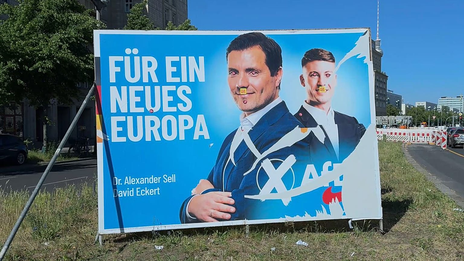 Повреждённый плакат AfD в Берлине в преддверии голосования на европейских выборах 6-9 июня