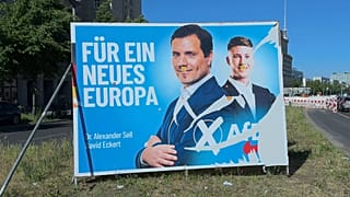 Egy megrongált AfD plakát Berlinben, a június 6-9-i európai választási szavazás előtt.