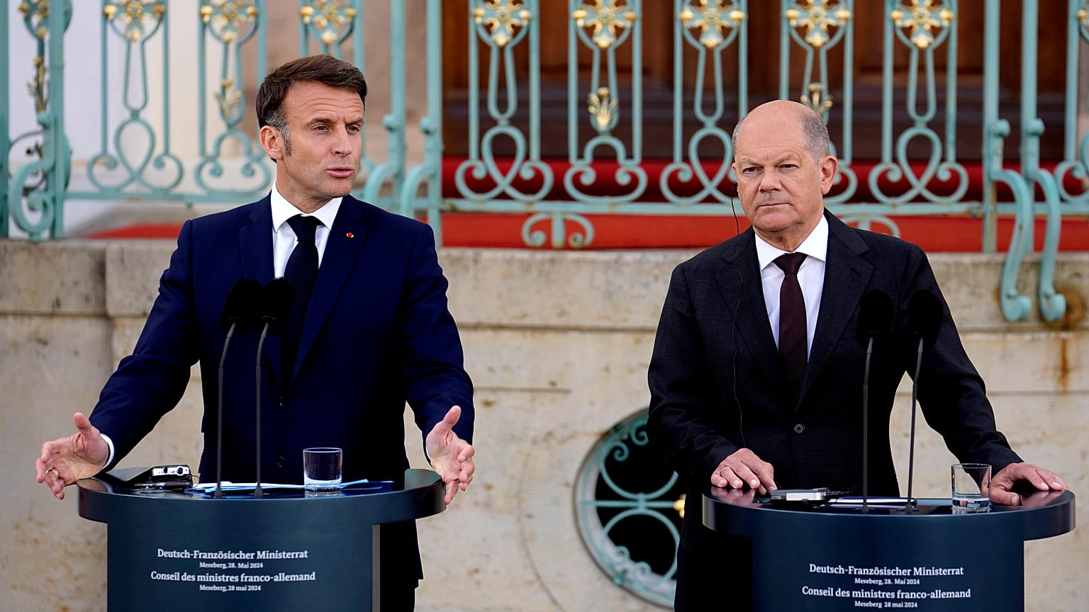 Scholz e Macron em conferência de imprensa em Meseberg