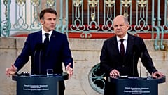 Scholz und Macron bei Pressekonferenz in Meseberg.