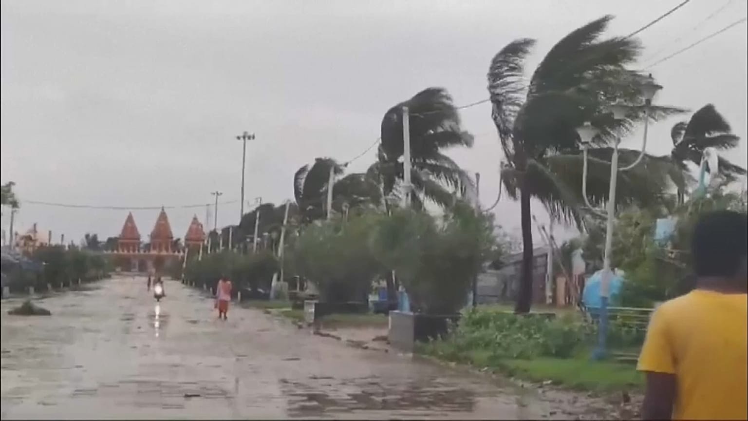 In Ostindien und im Südbangladesch hat ein Wirbelsturm am Montag die Strohdächer weggeweht. 