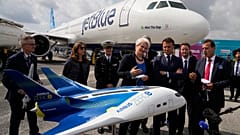 El presidente francés, Emmanuel Macron, en el centro a la derecha, y el consejero delegado de Airbus, Guillaume Faury, observan un concepto de avión híbrido de hidrógeno, en el Salón Aeronáutico de París del año pasado.