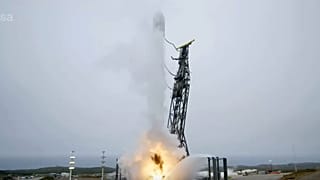 Le Falcon 9 de SpaceX transportant le satellite EarthCARE est lancé depuis la base spatiale de Vandenburg en Californie.
