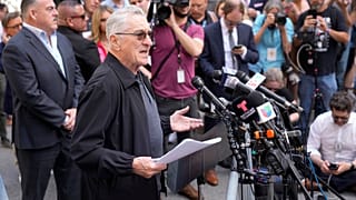 Robert De Niro fala aos jornalistas no exterior do tribunal onde Trump está a ser julgado