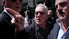 Robert De Niro a las puertas del juicio de Trump en Nueva York.