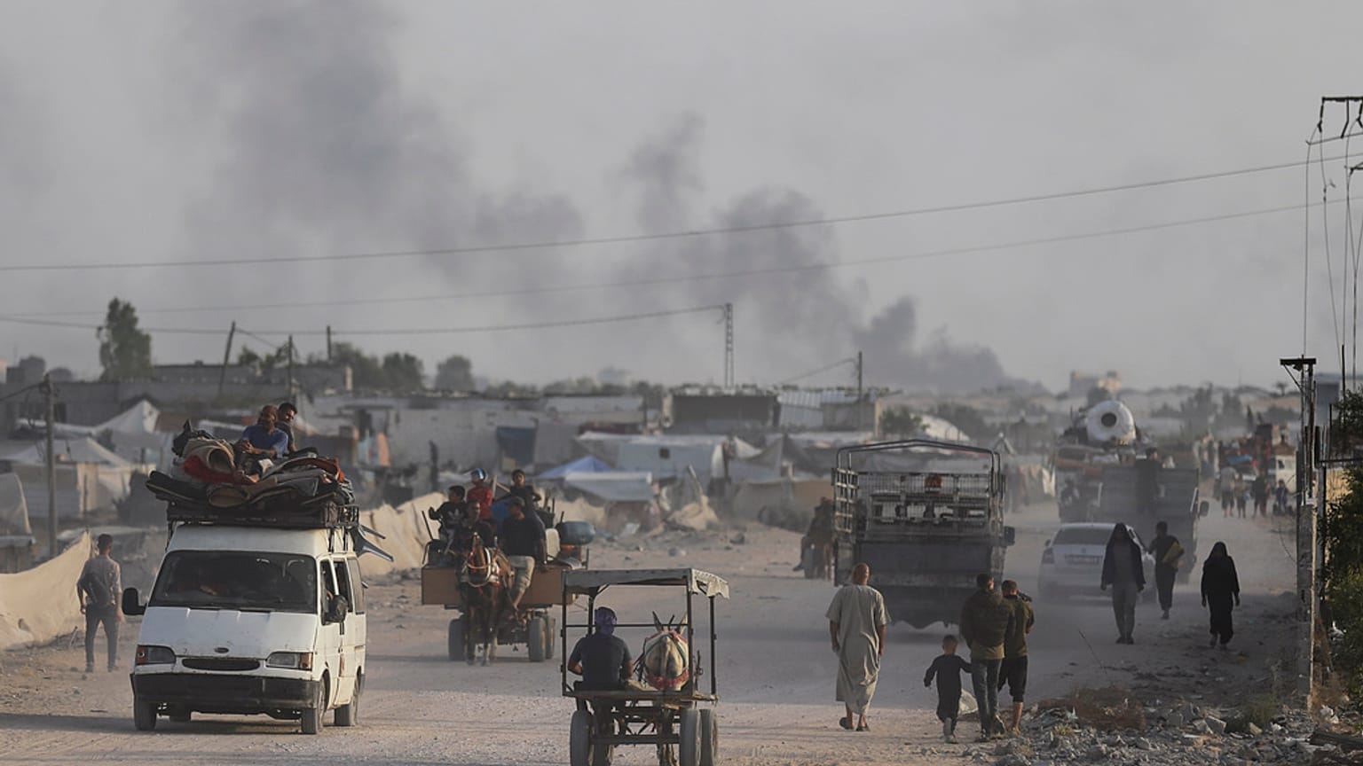 Palästinenser fliehen aus der südlichen Gaza-Stadt Rafah während einer israelischen Boden- und Luftoffensive in der Stadt am Dienstag, 28. Mai 2024.