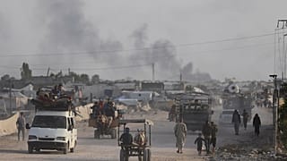 Palästinenser fliehen aus der südlichen Gaza-Stadt Rafah während einer israelischen Boden- und Luftoffensive in der Stadt am Dienstag, 28. Mai 2024.