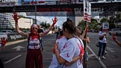 أمهات الجنود الإسرائيليين الذين يقاتلون في غزة صبغوا أكفهن باللون الاحمر وأغلقوا شوارع في مدينة تل أبيب 29/05/2024