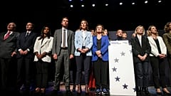 Valérie Hayer, Renaissance-Spitzenkandidatin für die Europawahlen, und der französische Premierminister bei Gabriel Attal bei einer politischen Kundgebung in Boulogne-Billancourt am 28. Mai.