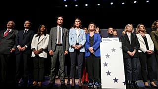 La candidata Valérie Hayer e il primo ministro francese Gabriel Attal all'evento politico a Boulogne-Billancourt il 28 maggio
