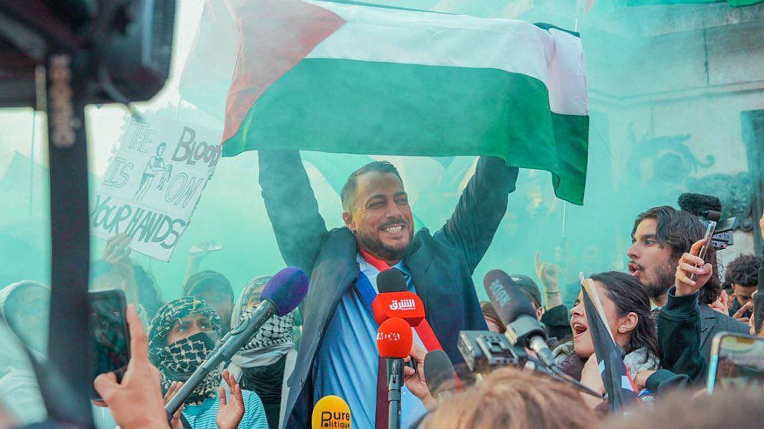 النائب الفرنسي فرنسوا دولوغو يلوح بعلم فلسطين
