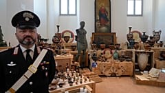 Unas 600 obras de arte robadas y devueltas por EE.UU. al Departamento de los carabinieri italianos para la Protección del Patrimonio Cultural se exponen en Roma.