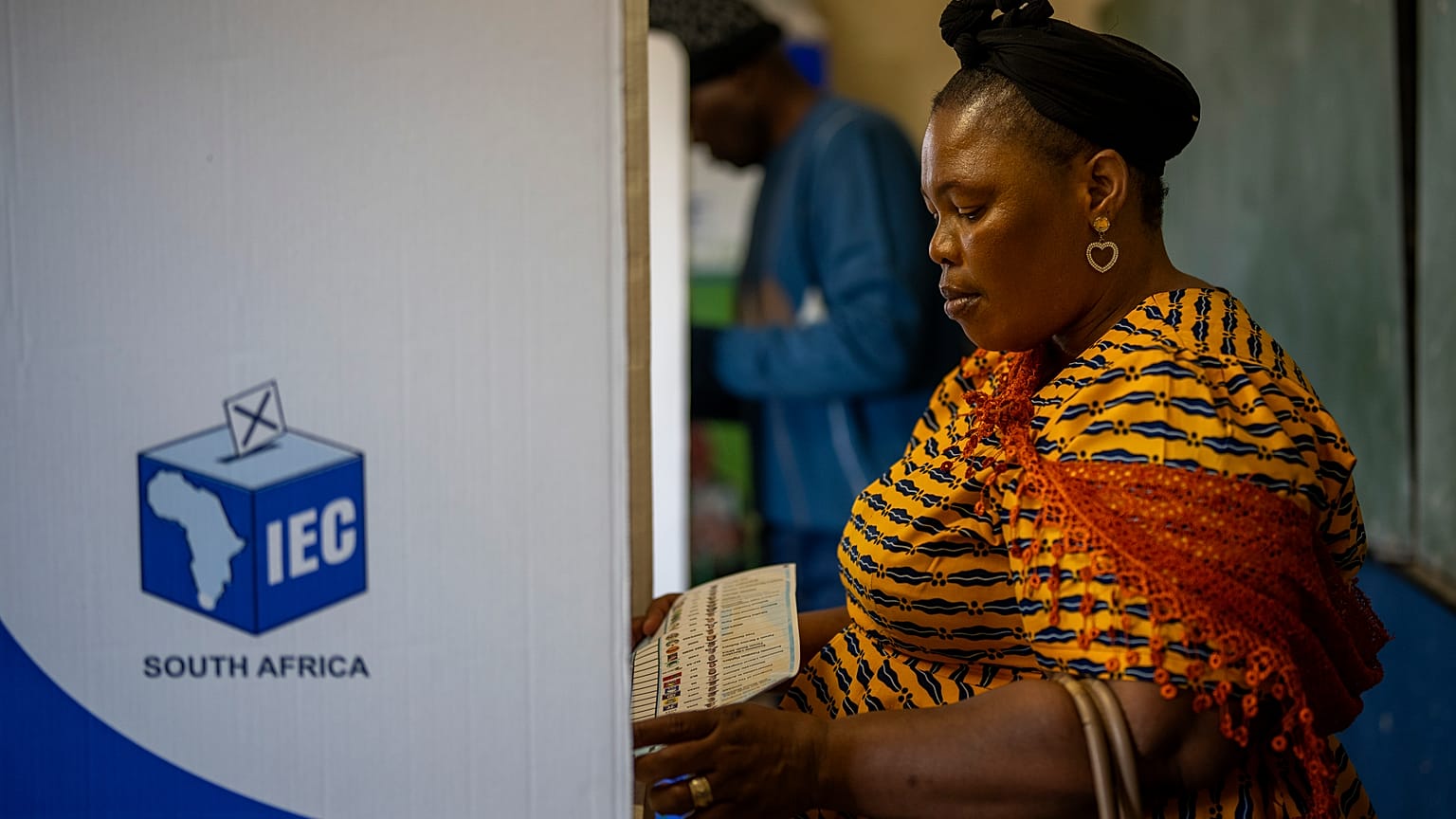 Une sud-africaine vote dans un bureau de Nkanda le 29 mai 2024. 