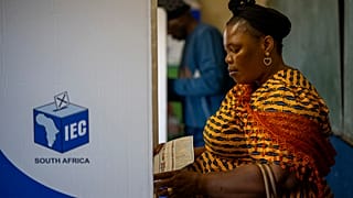 Une sud-africaine vote dans un bureau de Nkanda le 29 mai 2024.